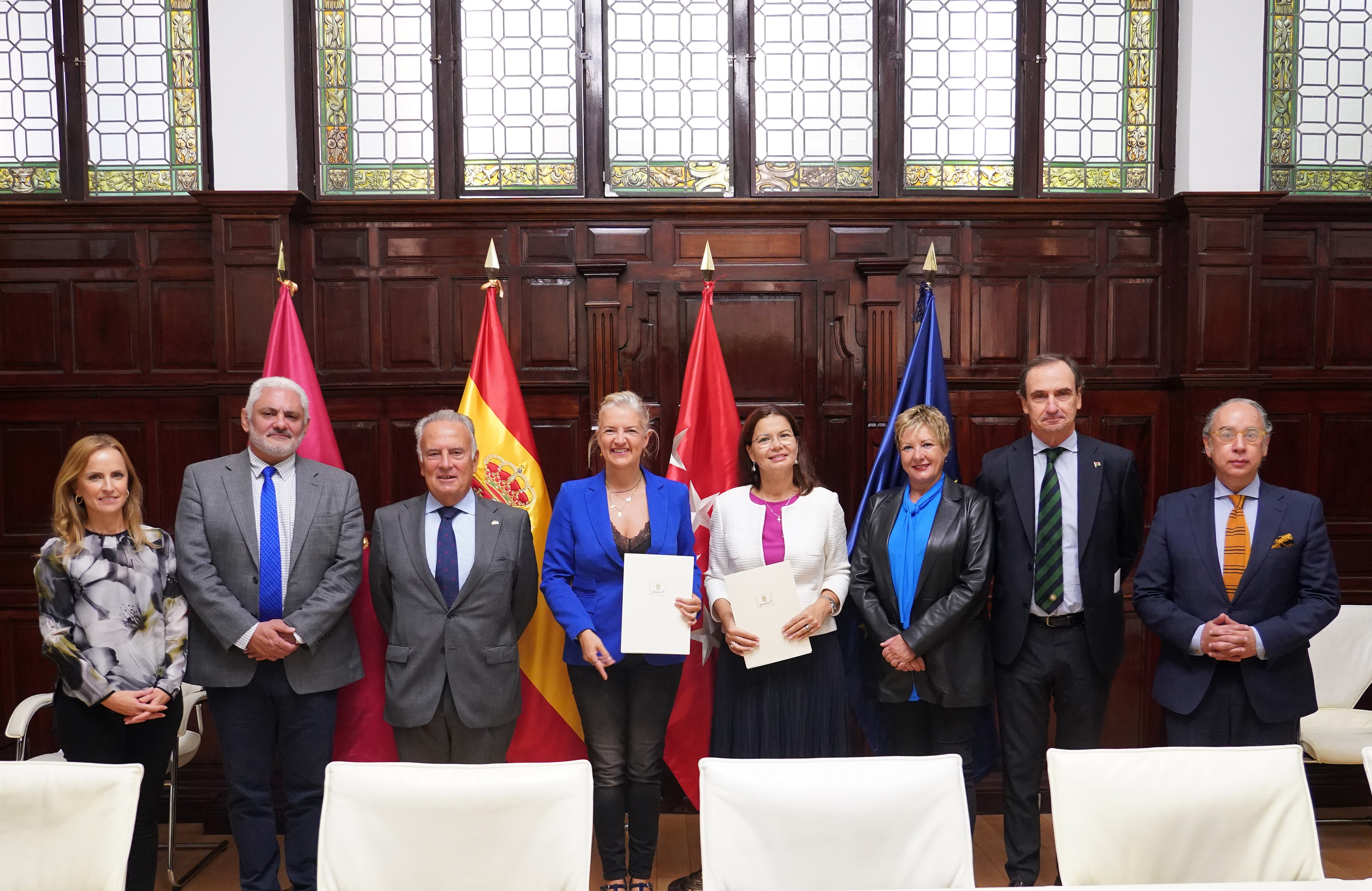 Foto de familia tras la firma del convenio  entre el Ayuntamiento de Madrid y el Cuerpo Consular acreditado en la capital